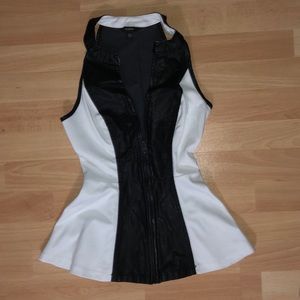 Top Guess sans manche faux cuir noir et blanc